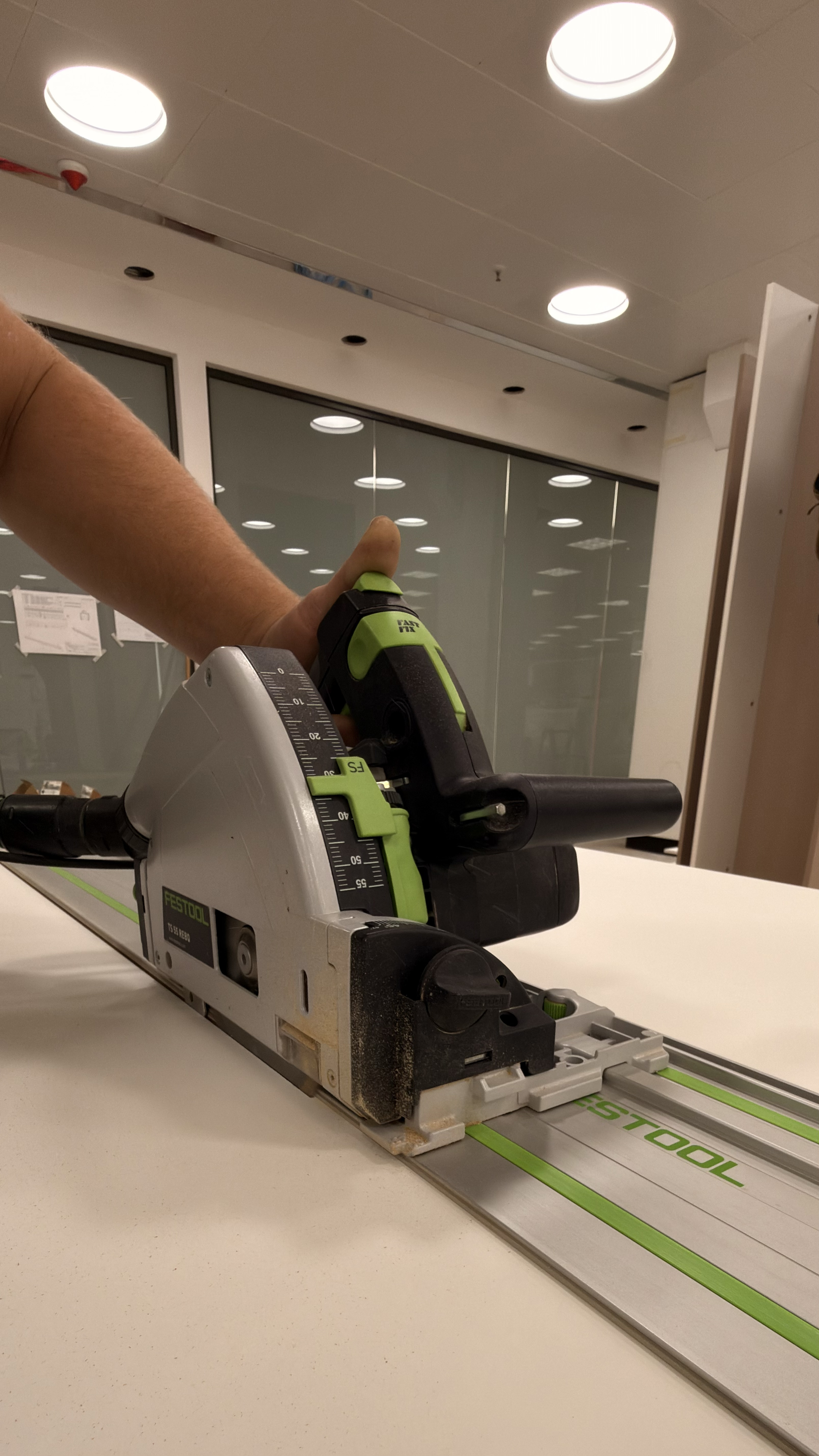 Mitarbeiter misst Sägeblatt in der Werkstatt